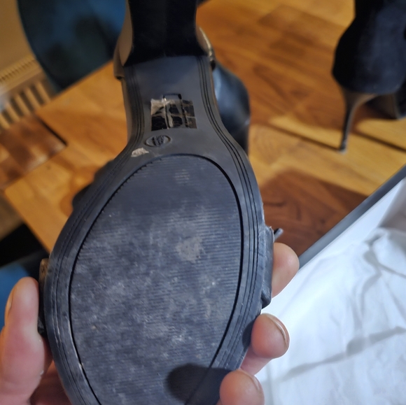 Le Chateau black Hills , 4in, size 6.5 - Picture 5 of 11